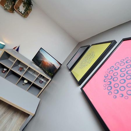 Stone'S Throw City Centre - Tv In Every Bedroom! Swansea Bagian luar foto