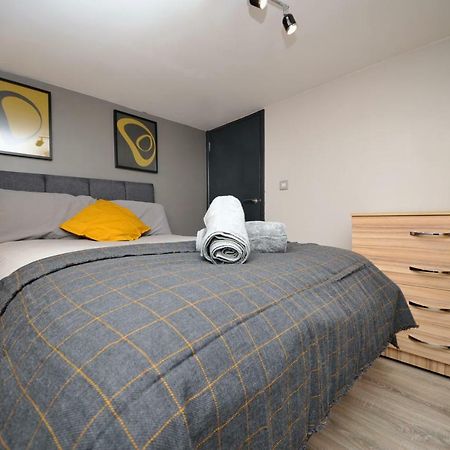 Stone'S Throw City Centre - Tv In Every Bedroom! Swansea Bagian luar foto