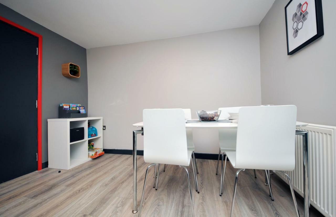 Stone'S Throw City Centre - Tv In Every Bedroom! Swansea Bagian luar foto