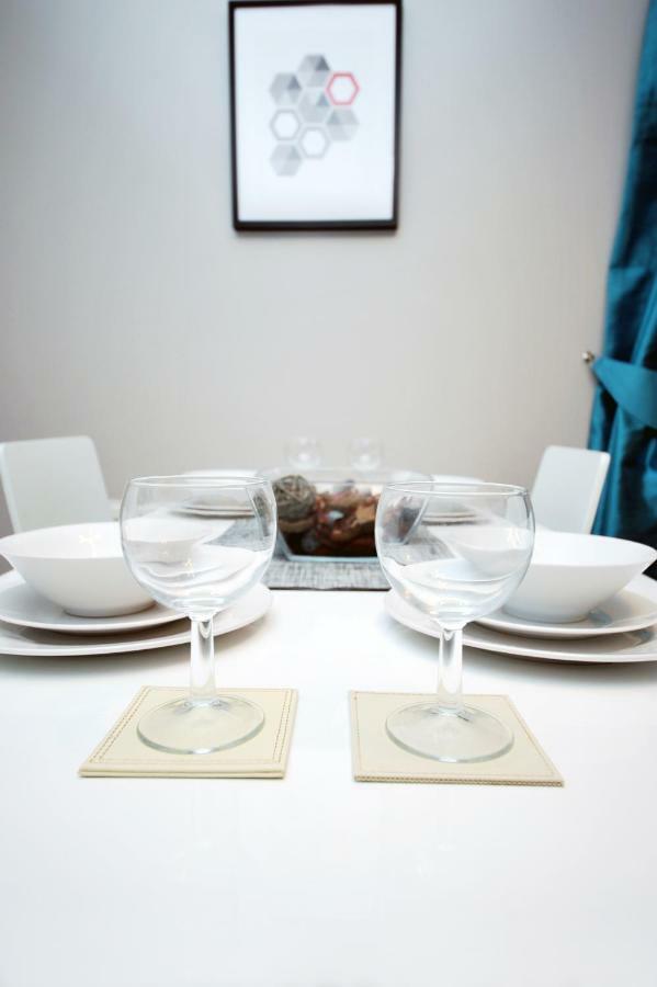 Stone'S Throw City Centre - Tv In Every Bedroom! Swansea Bagian luar foto