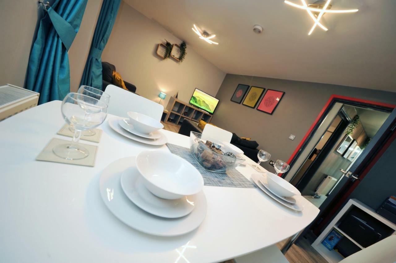 Stone'S Throw City Centre - Tv In Every Bedroom! Swansea Bagian luar foto
